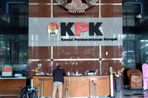 Selain itu, KPK juga mengamankan sejumlah uang terkait dugaan adanya suap jual-beli jabatan di lingkungan Pemkab Nganjuk Jawa Timur.