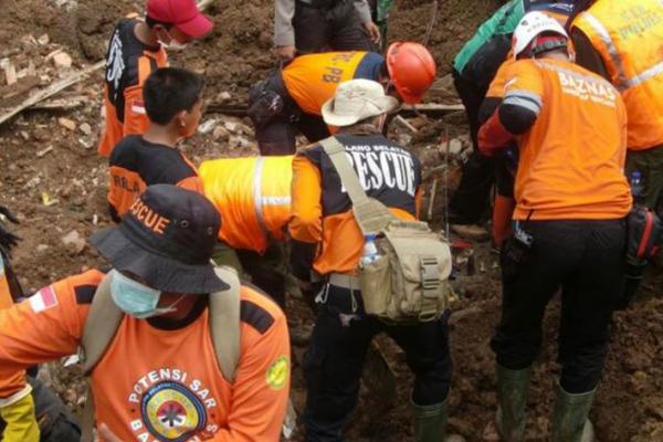 Badan Amil Zakat Nasional (Baznas) membantu proses evakuasi korban bencana tanah longsor yang terjadi di Desa Ngetos, Kecamatan Ngetos, Kabupaten Nganjuk, Jawa Timur.