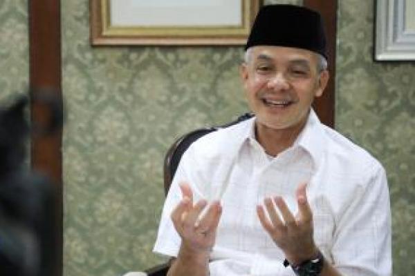 Gubernur Jawa Tengah, Ganjar Pranowo angkat bicara soal bantuan merenovasi rumah milik kader PDIP Temanggung, Fajar Nugroho.