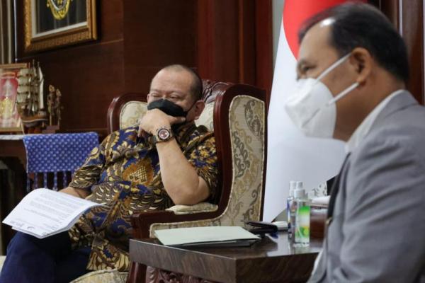 Ketua DPD RI, AA LaNyalla Mahmud Mattalitti menyatakan keprihatinannya atas musibah banjir bandang yang melanda Kabupaten Tanah Bumbu, Kalimantan Selatan, Jumat (14/5). Akibat bencana ini, 207 korban harus bertahan di dua titik pengungsian.