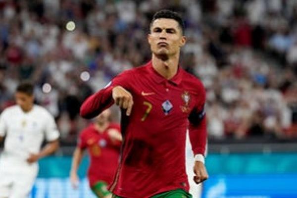 Bintang Manchester United, Cristiano Ronaldo, melampiaskan kekesalannya di Instagram pasca pengumuman anugerah Ballon d`Or pada Selasa (30/11) dini hari.