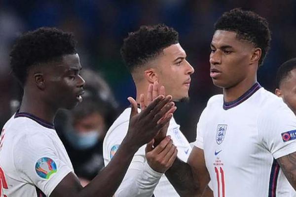 Federasi Sepak Bola Inggris (FA) mengutuk perlakuan rasis di media sosial, yang menyasar Marcus Rashford, Jadon Sancho, dan Bukayo Saka, menyusul kekalahan The Three Lions di final Euro 2020 dari Italia.