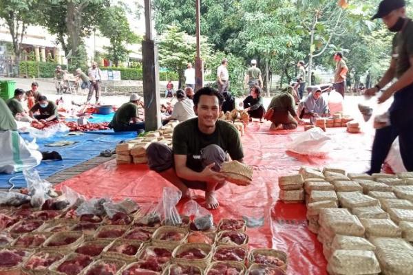 DKM Masjid Manarul Amal Universitas Mercu Buana (UMB) bagikan ribuan daging qurban ke warga.