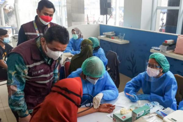 Ariza berharap, produktivitas nelayan dan warga pesisir Jakarta di tengah pandemi COVID-19 cepat meningkat melalui percepatan vaksinasi.