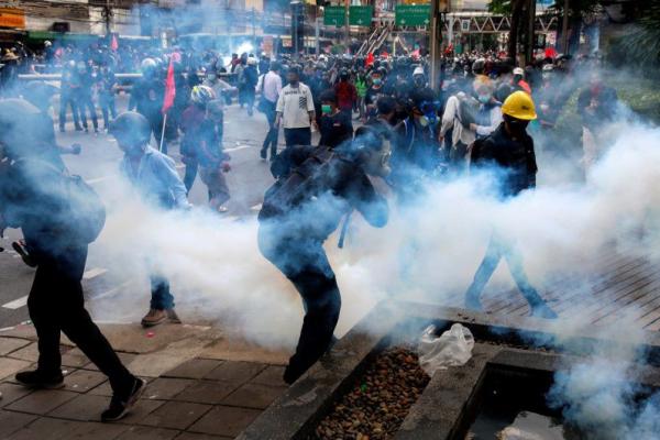 Polisi menembakkan gas air mata, meriam air, dan peluru karet untuk membubarkan pengunjuk rasa yang berkumpul di dekat kediaman Perdana Menteri Prayuth Chan-ocha, yang menunjukkan kemarahan atas buruknya penanganan Covid-19.