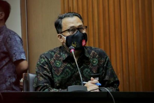 Uang itu diduga untuk mengamankan nama Aliza dari perkara dugaan korupsi Dana Alokasi Khusus (DAK) Lampung Tengah.