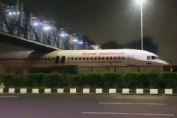 Video pesawat Air India yang terjebak di bawah jembatan Kota Delhi, viral di media sosial. Pesawat tersebut tampak sudah tak dilengkapi sayap di kedua sisinya.