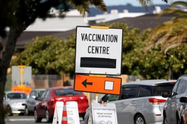Selandia Baru telah berjuang melawan wabah varian Delta yang sangat menular tahun ini, memaksa Perdana Menteri Jacinda Ardern untuk beralih dari strategi eliminasi melalui penguncian ke hidup dengan virus dengan vaksinasi yang lebih tinggi.