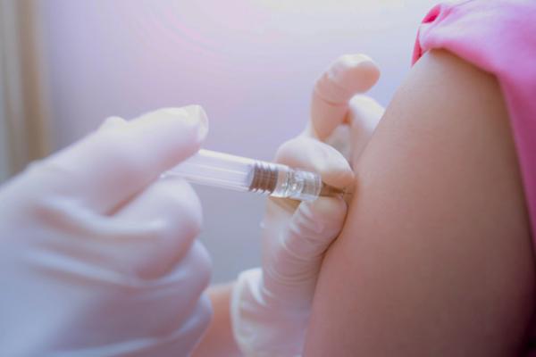 Pekan lalu Kementerian Kesehatan Arab Saudi mengirimkan survei kepada orang tua untuk meminta pandangan mereka tentang vaksinasi anak-anak yang lebih kecil.