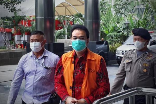 Azis dinyatakan terbukti bersalah menyuap mantan penyidik KPK Stepanus Robin Pattuju dan Advokat Maskur Husain terkait penanganan perkara di Lampung Tengah.