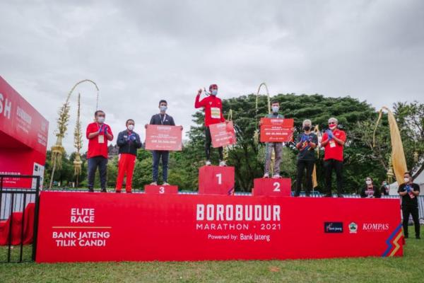 Gelar sebagai pemenang tersebut diterima setelah berlari melalui tantangan jalur 42 KM seraya melewati keindahan landskap Candi Borobudur dari kawasan Taman Lumbini.