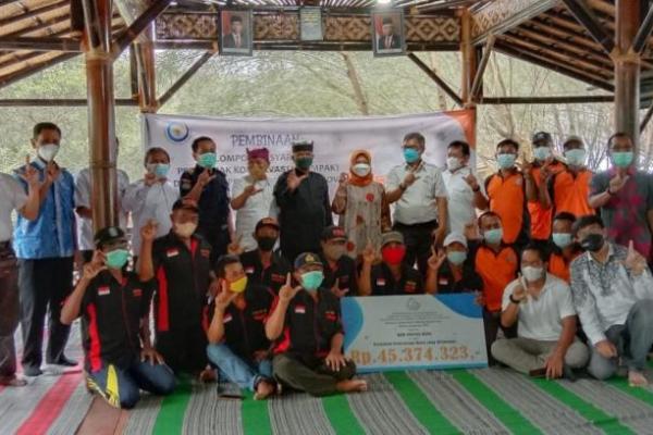 Bantuan tersebut, diberikan guna mendukung upaya kelompok masyarakat Kabupaten Banyuwangi, Provinsi Jawa Timur dalam konservasi dan rehabilitasi ekosistem pesisir.