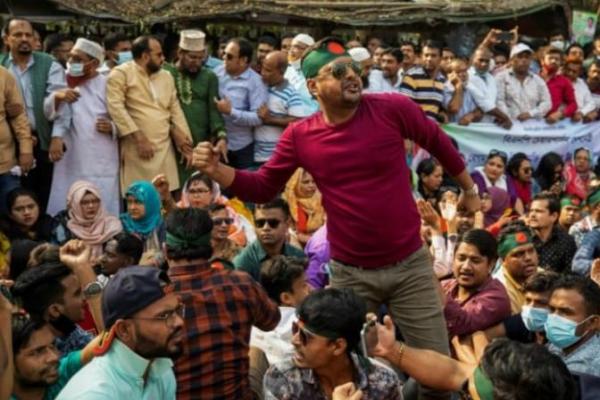 Zia, 76, saingan berat Perdana Menteri Sheikh Hasina saat ini, telah didiagnosis menderita sirosis hati. Dokternya mengatakan dia menderita tiga pendarahan internal besar-besaran dalam dua minggu terakhir.
