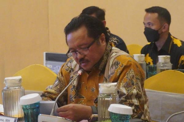 Pemikiran dan pendapat dari para narasumber yang muncul dalam diskusi, tentu sangat kaya dengan gagasan-gagasan baru dalam rangka pembaharuan hukum di Indonesia.