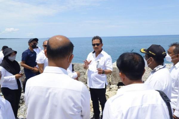 Menteri Trenggono meminta pengelola agar fasilitas yang ada di SKPT dimanfaatkan seoptimal mungkin untuk mendorong peningkatan produktivitas para nelayan di sana.