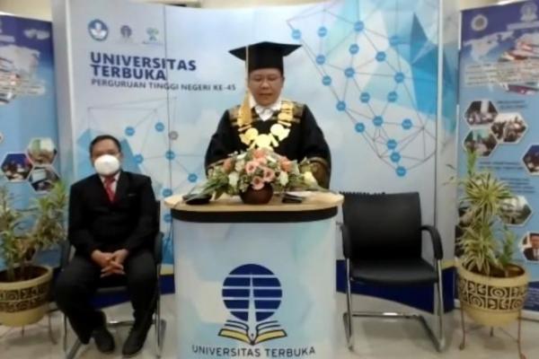 Wakil Rektor Universitas Terbuka, Rahmat Budiman, mengapresiasi kerja keras para wisudawan yang bisa tetap melanjutkan pendidikan tinggi, sambil melakoni pekerjaan di Negeri Gingseng.