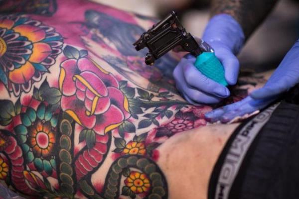 Nasib seniman tato di Uni Eropa berubah suram, usai blok tersebut mengumumkan larangan penggunaan ribuan bahan kimia, yang selama ini digunakan dalam tinta tato.