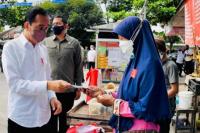 Jokowi Bagikan Amplop Tunai ke PKL di Sragen dan Purwodadi