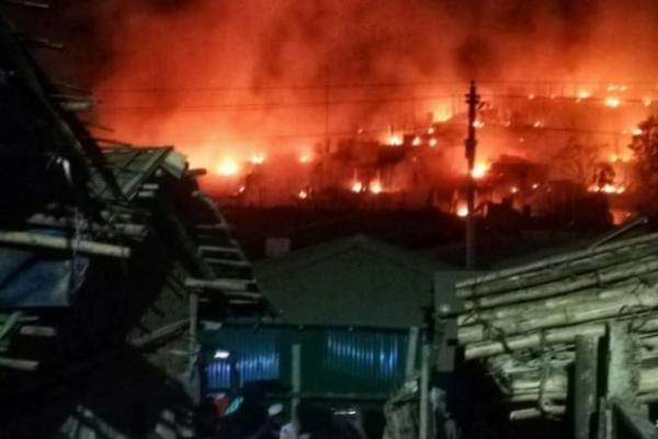 Api mulai di Kamp 16 dan menjalar melalui tempat perlindungan yang terbuat dari bambu dan terpal, menyebabkan lebih dari 5.000 orang kehilangan tempat tinggal.
