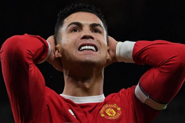 Cristiano Ronaldo mengultimatum skuat Manchester United (MU), bahwa dia tidak akan menerima apa pun selain posisi tiga besar Liga Inggris musim ini.