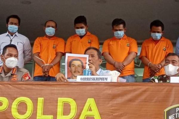 Polda Metro Jaya menetapkan enam orang sebagai tersangka atas kasus pengeroyokan yang menewaskan seorang anggota TNI.