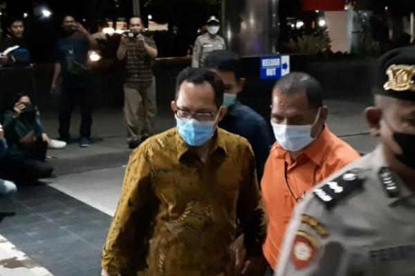 Terjerat OTT, Hakim PN Surabaya Tiba di Markas KPK