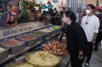 Resmikan Pasar Legi, Puan Belanja Sayur dan Buah Bareng Gibran