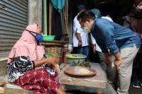 Blusukan ke Pasar, Cak Imin Belajar Anyaman Tas ke Emak-emak di Banyuwangi
