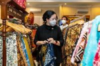 Bersama Gibran Kunjungi Pasar Laweyan, Puan: Kampung Batik Solo Harus Jadi Kebanggaan RI