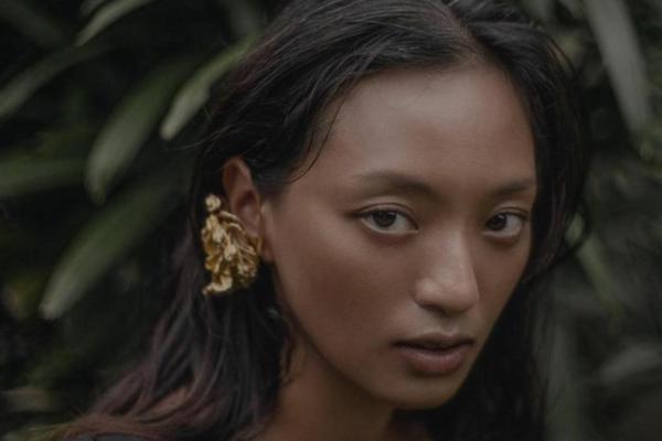 Bintang Film Asmara Abigail mengkampanyekan untuk peduli konservasi penyu di Pulau Serangan. 