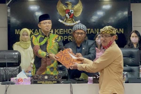 Sekelompok masyarakat Sunda yang menamakan Masyarakat Penutur Bahasa Sunda secara resmi melayangkan laporan terhadap Anggota DPR RI Arteria Dahlan ke Mahkamah Kehormatan Dewan (MKD) DPR, Rabu (26/1).