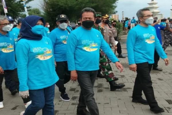 Menteri KKP Sakti Wahyu Trenggono mencanangkan Gerakan Bersih Pantai dan Laut di kawasan Pantai Parangkusumo, Parangtritis.