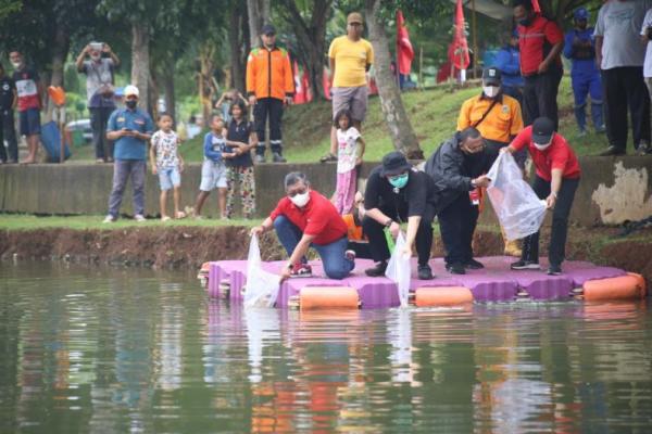 Sekjen PDIP dan BMI Tebar Benih Ikan dan Tanam Pohon di Danau Kampung Bintaro