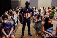 Superhero Temani Anak-anak di Filipina Vaksin COVID-19