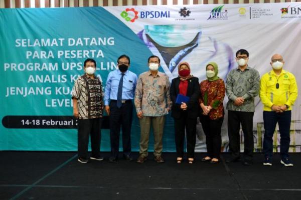 Fakultas MIPA Universitas Indonesia (FMIPA UI) menggandeng Badan Pengembangan Sumber Daya Manusia Industri (BPSDMI), melaksanakan kegiatan Pelatihan Upskilling Analis Kimia jenjang kualifikasi KKNI Level 5.