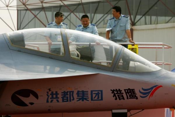 Uni Emirat Arab (UEA) berencana membeli selusin pesawat L15 China, dalam rangka meningkatkan pertahanannya menyusul serangkaian serangan pemberontak Yaman.