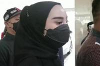 Hijab Hitam, Istri Cantik Doni Salmanan Jalani Pemeriksaan