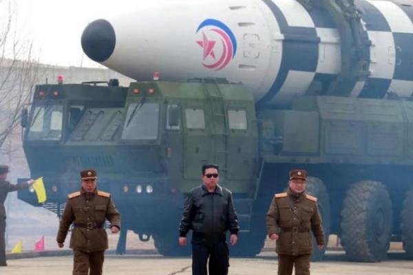 Korea Utara Jumat (23/4) mengklaim berhasil menguji coba rudal Hwasong-17, ICBM jarak jauh yang menurut para analis mungkin mampu membawa banyak hulu ledak. Rudal ini pertama kali diluncurkan pada parade militer pada 2020.