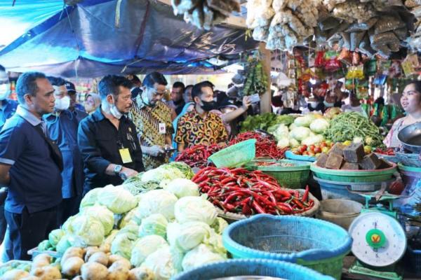 Kunjungan ke pasar yang dilakukannya kali ini merupakan buah instruksi dari Presiden Joko Widodo kepada para jajarannya untuk mengamankan distribusi kebutuhan bahan pangan pokok menjelang Ramadan dan Idulfitri 1443 H.