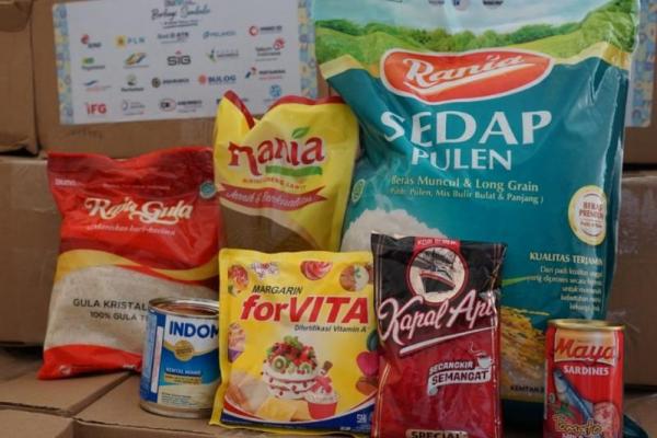 Pasar Murah BUMN menjual paket sembako murah berisi 1 liter minyak goreng, beras 5 kg, dan 1 kg gula senilai Rp 65.000.