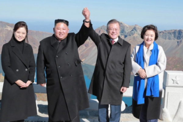 Korea Selatan mengkonfirmasi bahwa kedua pemimpin itu telah bertukar surat pada hari Jumat.