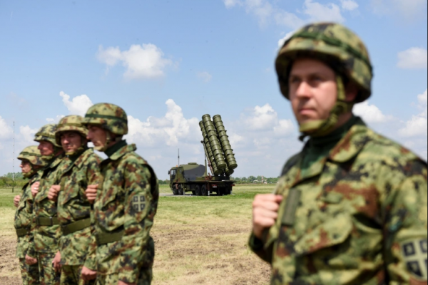 Pembelian sistem rudal China, yang ditampilkan secara publik pada Sabtu, telah menimbulkan kekhawatiran di Barat dan di antara beberapa tetangga Serbia bahwa pembangunan senjata di Balkan dapat mengancam perdamaian yang rapuh di wilayah tersebut.