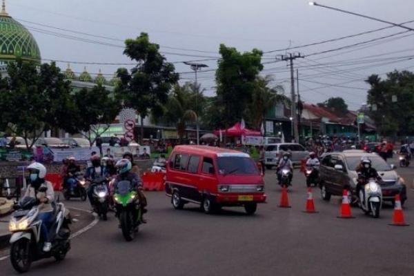 Sebelumnya pada pukul 14.00 WIB Polres Cianjur sempat memberlakukan sistem satu arah guna antisipasi macet total seiring tingginya volume kendaraan menuju arah Bogor selama 3 jam. Jalur kembali dapat dilalui secara normal Selasa petang.