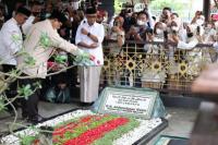 Kunjungi Makam Gus Dur, Prabowo: Sosok Pemimpin Visioner, Saya Tukang Pijet Beliau