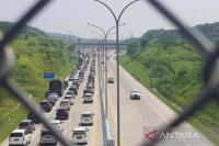 Antrean Kendaraan Masuk GT Kalikangkung Semarang Mulai Mengular