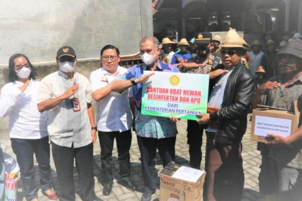 Kementan serahkan bantuan obat-obatan dan APD Wabah PMK di Lombok Barat