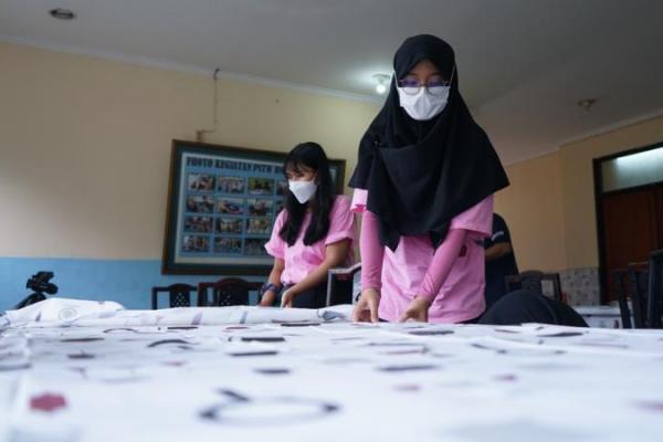 KT&G SangSang Volunteer Indonesia Berbagi Cerita dengan Lansia di Panti Sosial