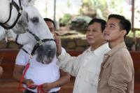 Berkunjung ke Hambalang, Prabowo Ajari Gibran Berkuda