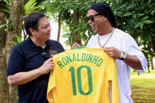Bincang dengan Ronaldinho, Menko Airlangga Ungkap Pentingnya Pembinaan Atlet Sejak Dini