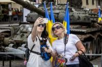Tank Rusia Rusak di Ukraina Dipamerkan di Warsawa